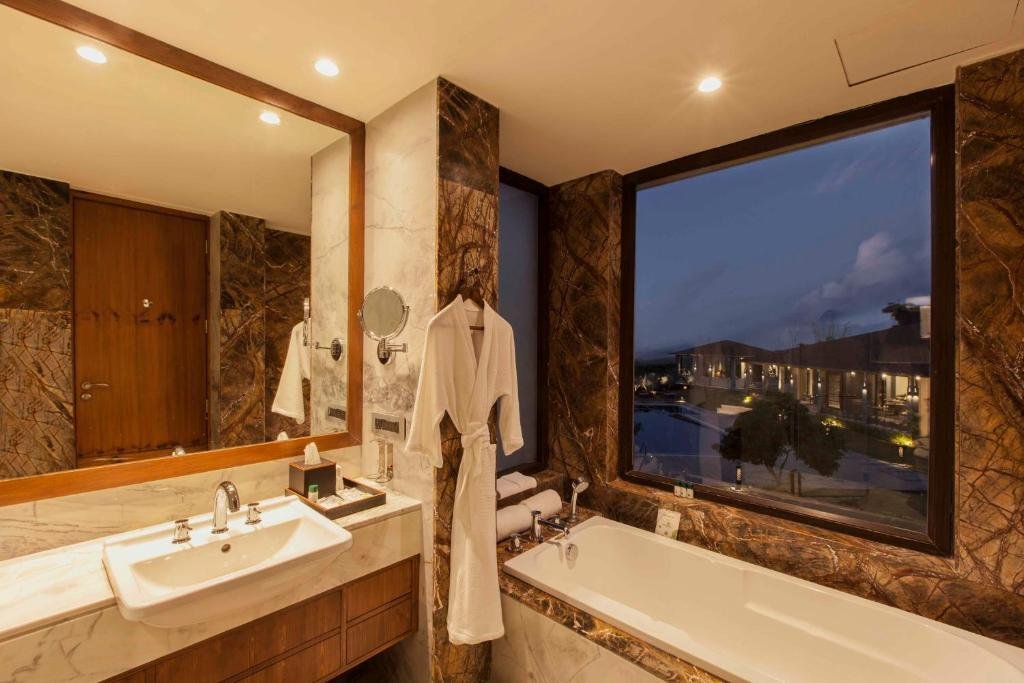 Deluxe Room - View 2